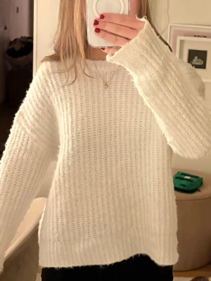 Ribbad vit stickad - Säljer denna fina stickade tröja från BikBok. Den är lite nopprig men det märks knappast🩷