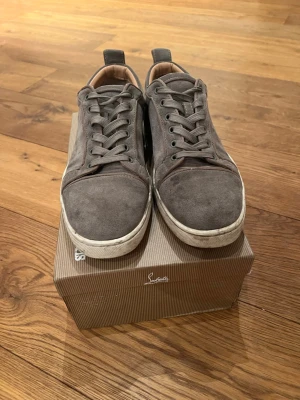 Loubotins - •Skick 8,5/10 •Pris:1899kr •Box ingår •Kom dm vid eventuella frågor👏
