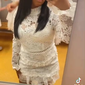 Vit spetsklänning med volangdetaljer - Fraktar denna samma dag ifall den köpes! Superfin vit klänning i spets med höghalsad krage och långa ärmar. Klänningen har volangdetaljer och är figurnära med vackert blommigt mönster. Perfekt för studenten! Endast använd två gånger. Passar en storlek M, gick upp en storlek då den sitter lite tajtare vid bysten. Lite sminkfläckar vid halskragen men de syns ej när man har på sig klänningen.