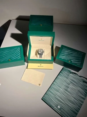 Herrklocka full sett  - Modell: Datejust Material: Rostfritt stål Länk: Jubilee Bezel: Räfflad Urtavla: Silver med diamantindex Glas: Safir Diameter: ca 36 mm