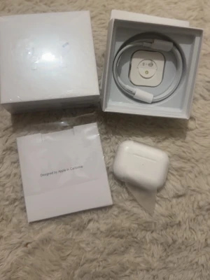 Apple AirPods Pro med laddningsetui - Säljer ett par Apple AirPods Pro med vitt laddningsetui. Kommer i originalförpackning med USB-C laddkabel och dokumentation.  1:1 