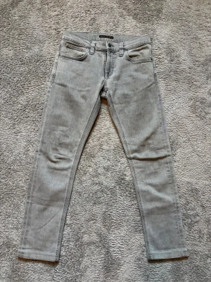 Nudie Jeans (barn) - Nudie Jeans slim jeans, storlek W23 L32 (för barn) Begagnade men i bra skick – inga fläckar, revor eller blekta delar. Använda ca 3-5 gånger. Mått: •  Midjemått: 36.5 cm •  Innerbenslängd: 66 cm •  Bystlängd (total längd): 90 cm Slim fit – perfekt passform! Autentiska, såklart. Nypris: 1600kr 