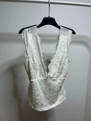 Vit spets topp med med öppen rygg  - Vid spets topp men super fin rygg, endast testad på, från Shein