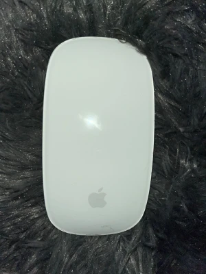 Apple Magic gen 2 - Säljer min Apple Magic Mouse 2 i väldigt bra skick. Fungerar perfekt, har inbyggt laddningsbart batteri och Bluetooth. 	•	Modell: A1657 	•	Färg: Vit/silver 	•	Original Lightning-kabel ingår 	•	Nästan som ny, små repor från normal användning