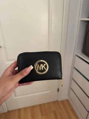 plånbok - liten svart plånbok med guld detaljer