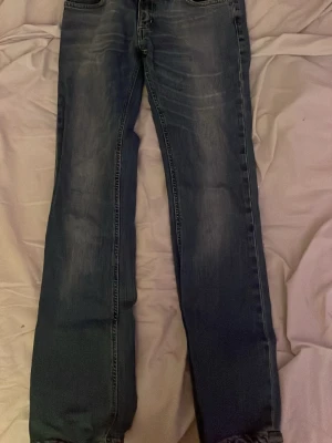Jeans blåa lowwaist - Säljer dessa blåa jeans som är lowaist med detaljer på bakfickorna. Dessa kommer inte till användning och därför vill jag överge dom till någon som vill ha dom🫶🏻 Lite tvivel på vilken storlek det är eftersom att dom är köpta på secondhand. men jeansen passar på mig som är i strlk s/xs.❤️ Så dom passar på både xs och s🫶🏻