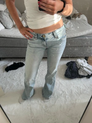 Lågmidjade jeans  - Jätte fina lågmidjade jeans som tyvärr inte kommer till användning mera, i st w28 l32💗