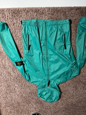  Stone Island regn jacka  - Hej, säljer min ljusgröna stone Island regnjacka. Den är inte använd alls och köptes Ny på vestiair collective 2022. Perfekt för dig som hejar på Bajen eller bara gillar ljusgrön. Pris kan justeras lite vid snabb affär och har du en fråga skriv gärna 😌