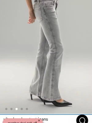 Grå bootcut jeans Gina tricot - Snygga grå bootcut jeans med ultra låg midja och är jätte snygga dem är använda 1 gång exakt samma på bilden inga defekter utan lapp