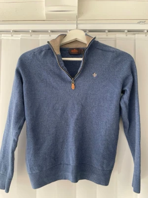 Morris quarterzip - Ljusblå Morris tröja i 100% merinoull. Den har krympt i tvätten så den är liten. Skulle säga att den passar om du är 160-165. Skriv vid funderingar!
