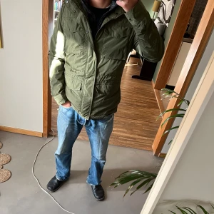 Fieldjacket från Bläck - Säljer en asfet Fieldjacket från märket Bläck. Jackan är mycket bra skick och passar perfekt till hösten/vintern. Hör av er vid frågor!👍