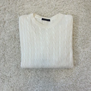 Vit stickad tröja Brandy Melville - Vit kabelstickad tröja från Brandy Melville. Nästan oanvänd och i bra kvalitet. (One size)