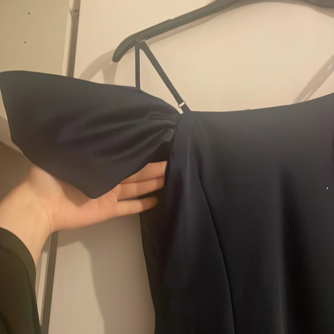 Mörkblå långklänning med puffärm - 2