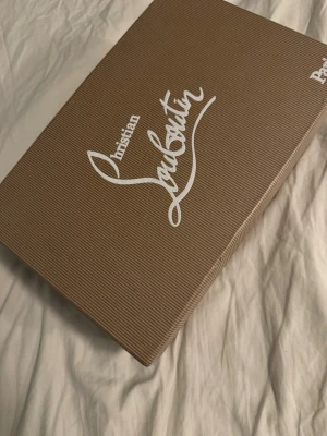 Christian Louboutin sneakers - Snygga sneakers från Christian Louboutin. Levereras i originalkartong med dustbag och äkthetsbevis. Perfekt för dig som gillar exklusiva och trendiga skor från ett ikoniskt designerbrand.