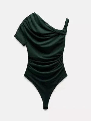 Mörkgrön one shoulder body Zara - Säljer denna one shoulder body från Zara. Endast använd fåtal gånger och i super fint skick. Storlek S, passar M också. 240 kr + frakt! Vid fler frågor, etc skriv privat 🏄🏽‍♀️✌🏼🙏🏼💛🫰