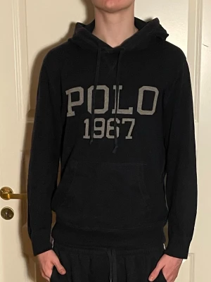 Stickad Hoodie Polo Ralph Lauren - Snygg kashmirliknande hoodie från Polo Ralph Lauren i storlek M! Skicket är bra. Hör av dig vid funderingar!