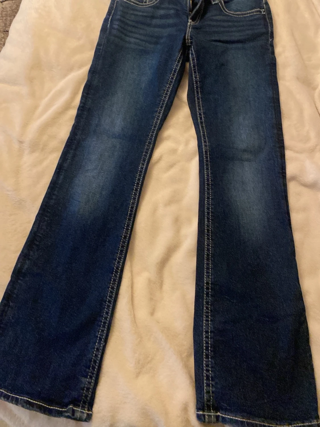 Mörkblå jeans med kontrastsömmar - 2