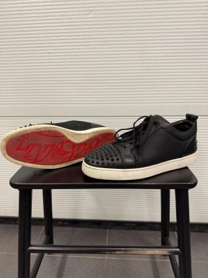 Christian Louboutin skor  - Ett par skor från Christian Louboutin i väldigt fint skick (släppt lite i hälen bara). Storlek 44. Självklart äkta. Hör av er vid frågor! 