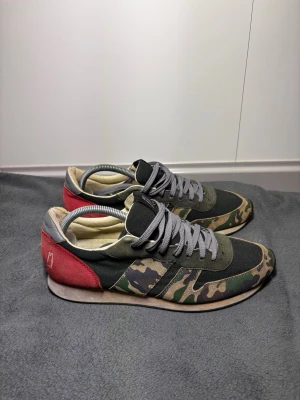 Runners Herr Storlek 41 - Tja, säljer ett par Runners från Sharp The Bear. Storlek 41. Skick 8/10, en defekt synns på bilderna. Nypris runt 2000, mitt pris 429. Fraktas samma dag. Hör av dig vid frågor o funderingar!