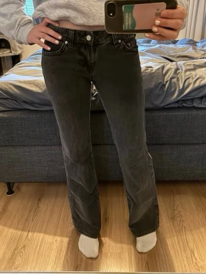 lågmidjade jeans med knappar - supersnygga lågmidjade jeans med knappar där bak i superfint skick 💌