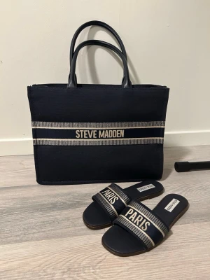 Steve Madden väska och sandaler  - Väska och sandaler i jätte bra skick. Kan köpas separat. Sandalerna är i storlek 36. 