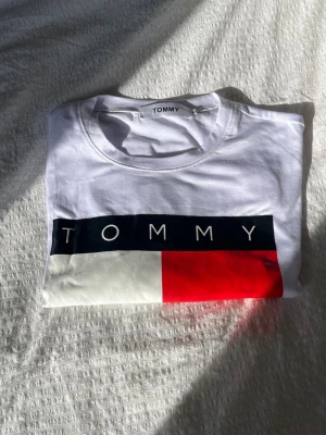 Vit T-shirt från Tommy Hilfiger - Vit T-shirt från Tommy Hilfiger.
