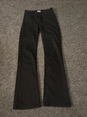 Lågmidjade bootcutjeans Nelly  - Nyskick, storlek 32. Lågmidjade bootcut✨