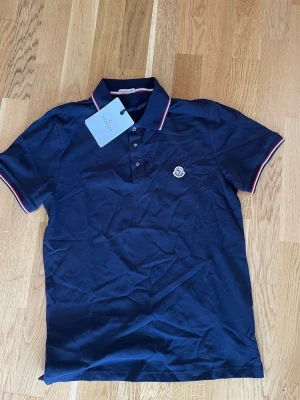 Moncler pike - Moncler Pike  Bästa bästa batchen på hela marknaden🙏🏻 Priset är fast och är 549 st per tröja! 1-3 dagars leveranstid Helt nya med lappar Behövs bara strykas