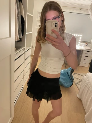 Svart kjol - Jätte fin svart volang kjol, den har inbyggda shorts