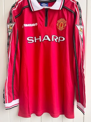 Jesper Blomqvist - Manchester United - Långärmad matchtröja - Säljer en klassisk fotbollströja, Jesper Blomqvists långärmade Manchester United-matchtröja från 1998. Tröjan är en reprint i nyskick.     Storlek: XL liknar mer L/XL.   #ifkgoteborg #Sverige #IFK #fotboll