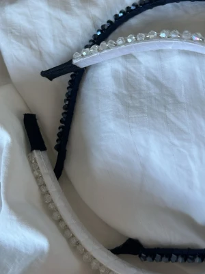 Två diadem med pärlor och kristaller - Fina diadem 