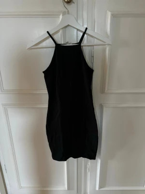 Svart kort klänning från NLY Trend - Svart, tight och ärmlös klänning från NLY Trend i storlek XS.