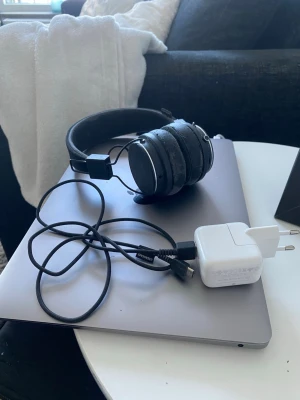 Urbanears Plattan 2 / 2b bt bluetooth hörlurar - Ett par svarta Urbanears Plattan 2 / 2b bt. Bluetooth hörlurar, perfekta för träning m.m. man pausar musiken genom att trycka på knappen, höjer/sänker volymen genom att dra fram/tillbaka samt byter låt genom att dra sida till sida. Välanvända och har skavanker, som man ser på bilden har en del av fodret lossnat, går nog att köpa nytt om man önskar. De fyller sin funktion, men därav priset. Skickar med en laddare. Kan fraktas eller möts upp i Göteborg. 