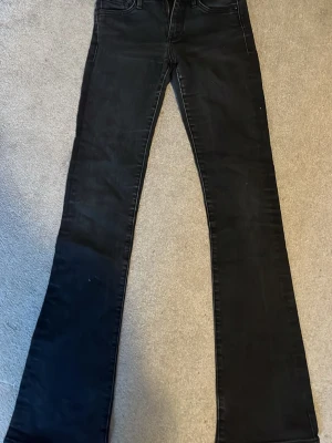 Svarta bootcut jeans  - Snygga svarta bootcut jeans från crocker i storlek 26/33, bra skick.