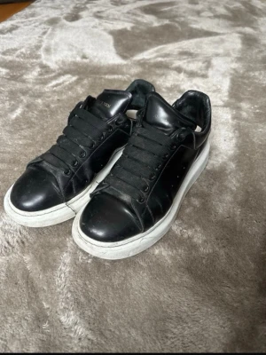 Alexander McQueen skor  - Svarta snygga Alexander McQueen skor i storlek 42 troligtvis. Använda men fortfarande mycket att ge ☺️ går ner i pris vid snabbt köp! 