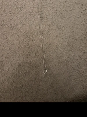 Halsband 3 pack  - Hjärta Snäcka Diamant  Ingen av de är mycket använda  Minns inte märke på diamant och hjärtat men snäckan är Edblad  Fint skick