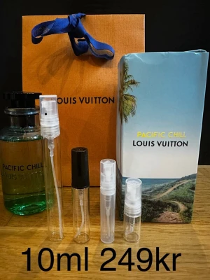 Louis Vuitton pacific chill 10ml - Louis Vuitton Pacific Chill ✨ En superfräsch och exklusiv citrusdoft. Känns ren, lyxig och som high-end sommar.  Väldigt unik och fräsch.  ☀️ Passar bäst: vår, sommar  ✨ För dig som vill dofta exklusivt och clean.  🔥 Rekommenderar bundle – 15+ andra exklusiva parfymer finns.  Priser: 2ml – 69kr 3ml – 89kr 5ml – 139kr 10ml – 249kr  💎 1 ml ≈ ca 20st sprays 
