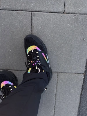 Svarta B22  - Helt nya, Stl 43 ingen box hänger med då dem behålls för mina andra skor. 