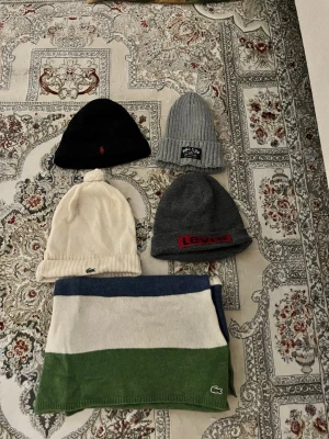 Paket med mössor och halsduk, Polo Ralph Lauren, Lacoste, Levis, Polo Club - Paket med mössor och halsduk, Polo Ralph Lauren, Lacoste, Levis, Polo Club Ett sett från Lacoste där det finns både mössa och Halsduk Polo Ralph Lauren mössan har krympt en del Resten är i mycket bra skick Skicka meddelande vid några funderingar  Kolla gärna även in mina andra annonser