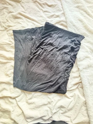 Svart långkjol i bomull - En enkel och stilren svart långkjol i mjukt bomullsmaterial. Kjolen har en rak passform och resår i midjan.  Perfekt att matcha med en crop top eller hoodie för en chill look.