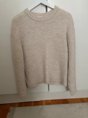Beige stickad tröja i - Tröja från Gina, använd 2 gånger💕