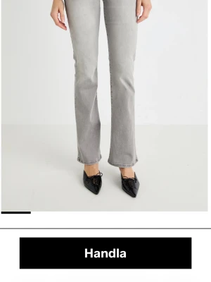 Grå LTB jeans - Säljer ett par grå jeans från LTB  med bootcut passform och femficksdesign. Jeansen har låg midja och är tillverkade i bomull med lite stretch för extra komfort. Perfekta för en avslappnad och trendig look.