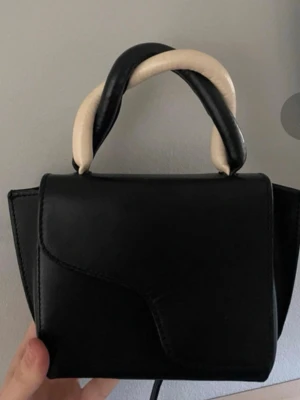 Svart handväska från ATP Atelier - as snygg väska❤️ tror nypris e runt 4 tusen men inte helt säker, pris går att diskutera!!