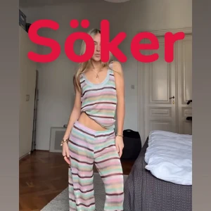 SÖKER randigt loungewear-set från Zara - SÖKER loungewear-set från Zara med ribbad struktur. Setet består av ett linne med breda axelband och matchande byxor med raka ben. Färgglada horisontella ränder i pastellfärger som lila, rosa, grön och beige. Perfekt för chill dagar hemma.