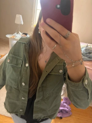 Zara jeansjacka  - Säljer min gröna jeansjacka från Zara i storlek xs, jackan har inga defekter, perfekt till sommaren💕