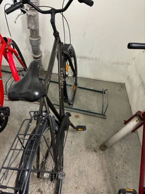Svart cykel med pakethållare - Säljer en svart cykel från Skeppshult med klassisk ram, pakethållare bak och stänkskärmar. Cykeln har upprätt styre, reflexer på hjulen och bred sadel för extra komfort. Perfekt för dig som vill ha en enkel och smidig cykel till vardagen.