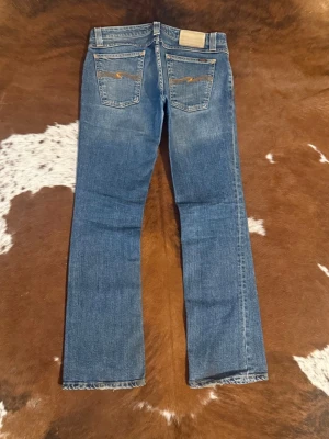 Nudie bootcut - Tjena! Säljer dessa riktigt snygga vintage nudie jeans, passformen är bootcut och dom passar som W29/L30, modellen lappen är borta men byxorna är ifrån 2000talet och är i en bootcut modell, hör av dig vid funderingar!🙌