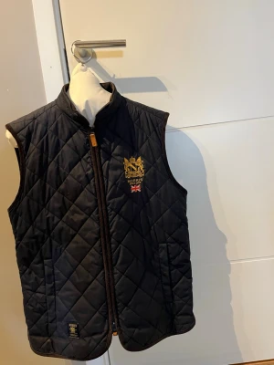 Morris väst - Snygg Morris väst perfekt till våren! Strl S | skick 8/10 | nypris ca 2300kr 