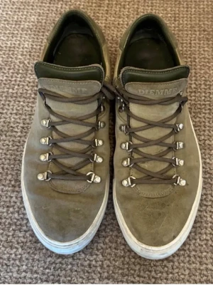 Diemme Sneakers - Säljer ett par Diemme Marostica Low i olivegrönt mockaläder, storlek EU 44. Handgjorda i Italien med robust gummisula och metalliska D-ringar.  Bra skick utan skador, endast lite smuts från användning.  Originalkartong saknas.  Nypris ca 3595 kr.