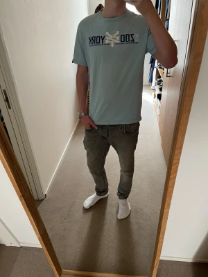 Ljusblå Zoo York t-shirt - Tjena säljer nu denna feta ljusblå t-shirt från Zoo York. Skicket är ganska bra, skulle säga 7/10. Storlek L men passar mer m/s, killen på bilden är 182 cm. Släng iväg ett dm för frågor! 🙌🍾